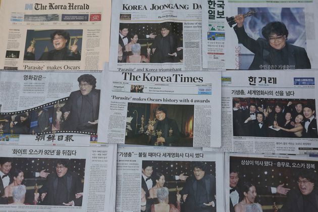 Diarios sudcoreanos con el triunfo de 'Parasite' del director sudcoreano Bong Joon-ho en su portada el martes 11 de febrero de 2020. El revolucionario triunfo del thriller coreano de Bong Joon Ho “Parasite” (“Parásitos”) terminó con más de nueve décadas de monopolio de lengua inglesa en el más importante galardón del cine en los Premios de la Academia. (Foto AP/Ahn Young-joon)