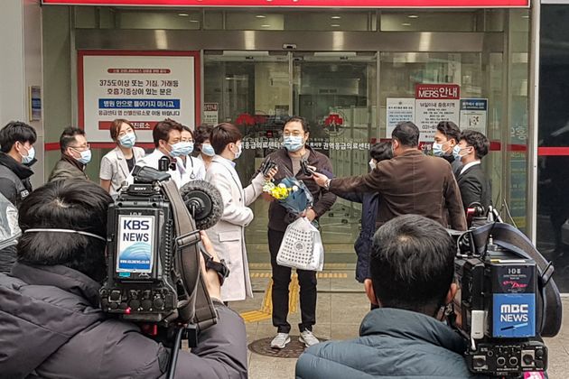 코로나19(신종코로나) 17번 환자가 12일 오후 경기도 고양시 명지병원에서 퇴원, 소감을 밝히고 있다.