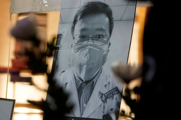 코로나19의 존재를 처음 세상에 알린 후 치료와 연구에 매진하다 사망한 중국 우한의 의사 리원량