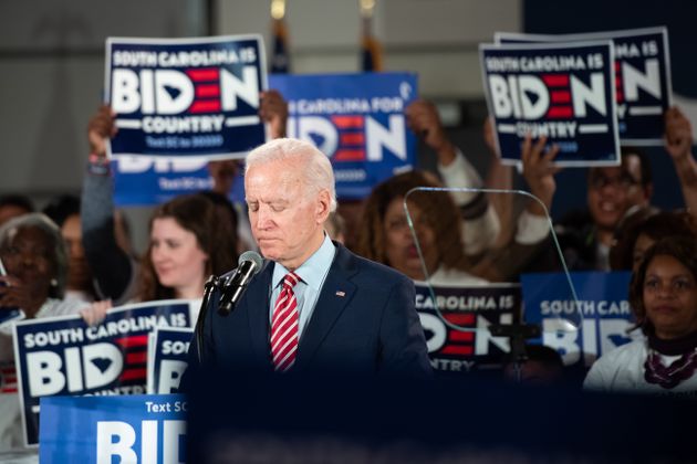 민주당 대선후보 경선주자인 조 바이든 전 부통령이 지지자들 앞에서 연설을 하고 있다. 컬럼비아, 사우스캐롤라이나주. 2020년 2월11일.