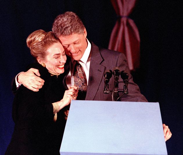 1992년 뉴햄프셔 프라이머리에서 폴 송가스에 이어 2위를 차지한 빌 클린턴이 축하 행사에서 아내 힐러리 클린턴과 포옹을 하고 있다. 매리맥, 뉴햄프셔주. 1992년 2월18일.
