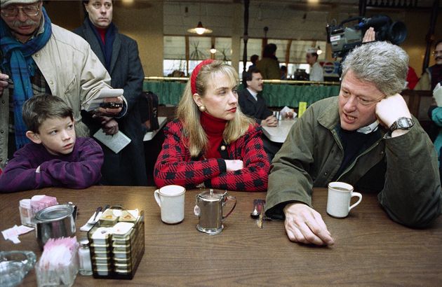 빌 클린턴이 '가가호호 방문' 선거운동을 앞두고 커피를 마시기 위해 아내 힐러리 클린턴과 함께 한 레스토랑을 찾아 유권자들과 대화를 나누고 있다. 맨체스터, 뉴햄프셔주. 1992년 2월15일.