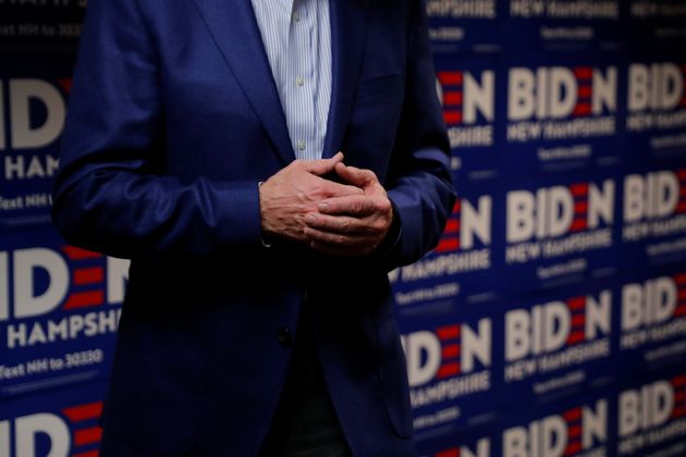 미국 민주당 대선후보 경선주자인 조 바이든 전 부통령이 선거사무소에서 선거운동원들과 이야기를 나누고 있다. 세일럼, 뉴햄프셔주. 2020년 2월10일.
