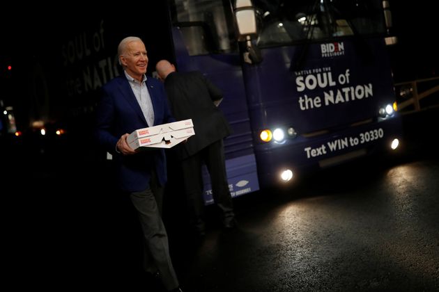 민주당 대선후보 경선주자 조 바이든 전 부통령이 도넛 박스를 들고 소방서를 방문하고 있다. 런던데리, 뉴햄프셔주. 2020년 2월10일.