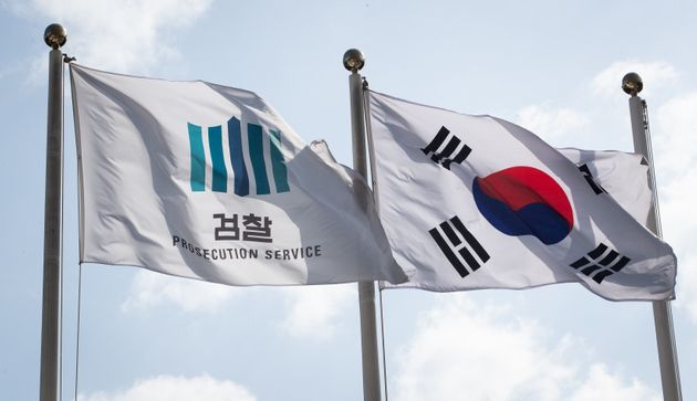 (자료사진) 서울 서초구 중앙지검에 검찰깃발과 태극기가 나부끼고 있다.