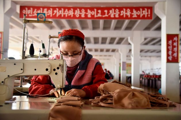 평양에 위치한 방직공장에서 한 노동자가 마스크를 생산하는 모습. 평양, 북한. 2020년 2월6일.