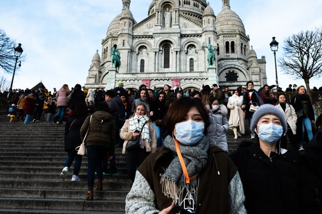 (자료사진) 프랑스 파리의 유명 관광지 중 하나인 사크레 쾨르 대성당 앞에서 마스크를 쓴 관광객들이 계단을 내려오고 있다. 파리, 프랑스. 2020년 1월26일.