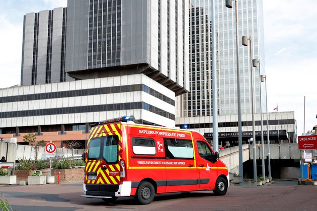 유럽 내 첫 코로나19 사망자(80세 중국인 남성)가 치료를 받아왔던 프랑스 파리 비샤 병원으로 구급차가 진입하고 있다. 2020년 2월15일.