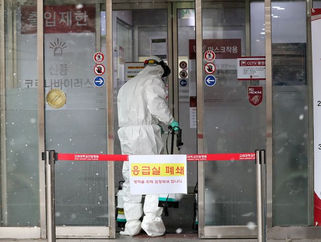 국내 29번째 코로나19(신종 코로나바이러스) 확진자가 다녀간 고려대 안암병원 응급실에서 16일 서울 성북구 보건소 관계자들이 방역소독을 하고 있다.