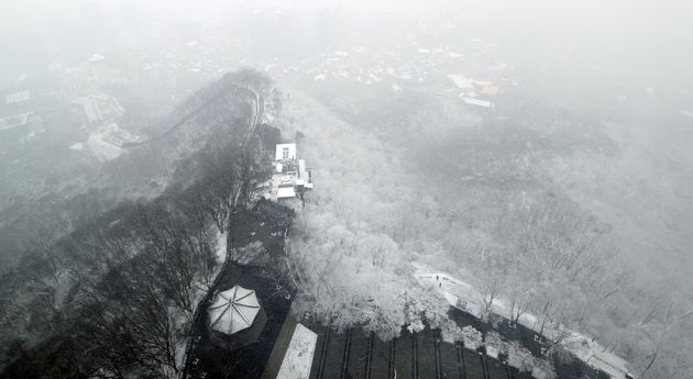 16일 중구 남산서울타워에서 바라본 도심이 하얀 눈으로 덮여있다.