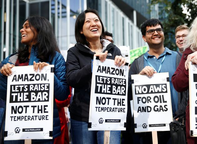(자료사진) '기후파업'에 참여한 아마존 직원들이 회사 측의 기후변화 대응을 촉구하는 문구가 적힌 팻말을 들고있다. 시애틀, 워싱턴주. 2019년 9월20일.