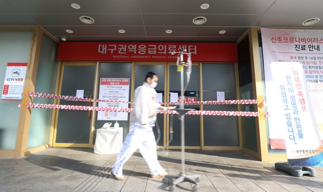 대구·경북지역에 신종 코로나바이러스 감염증(코로나19) 추가 확진자가 10명 안팎에 이르는 것으로 확인된 가운데 19일 오전 대구 중구 경북대학교병원 응급실이 폐쇄된 상태다.