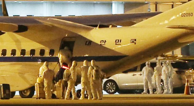 일본 요코하마항에 정박 중인 크루즈선 다이아몬드 프린세스호에 타고 있던 한국인 6명과 일본인 배우자 1명을 태운 공군 3호기가 19일 오전 서울 강서구 김포국제공항에 도착했다.