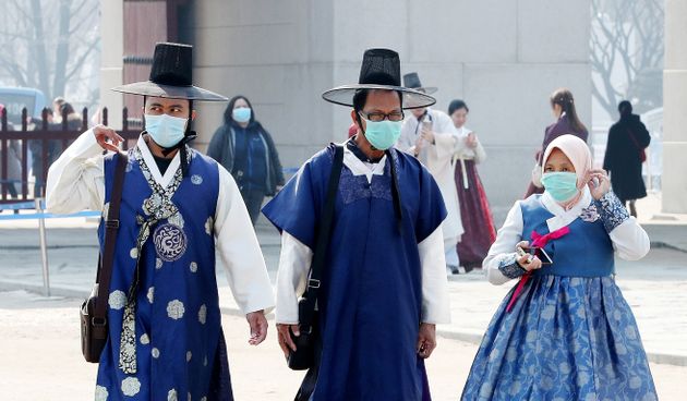 20일 오후 서울 종로구 경복궁을 찾은 관광객들이 마스크를 쓴 채 궁궐을 둘러보고 있다. 