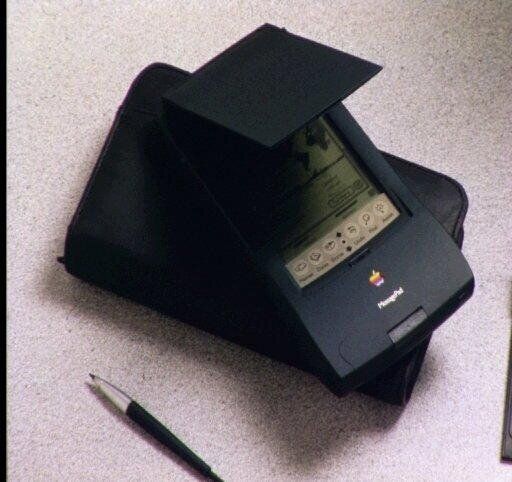 1993년 출시했으며 '애플 최초의 아이패드'라고도 불리는 PDA 뉴튼.