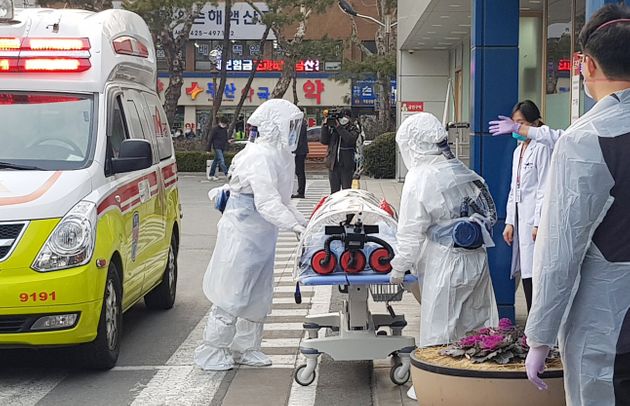 대구에서 코로나 19 확진 판정을 받은 환자들이 19일 격리 치료를 받기 위해 경북대학교 병원으로 이송되고 있다.