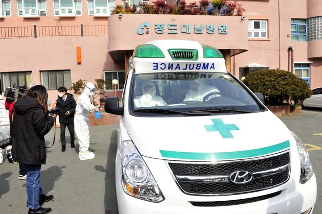 21일 오전 청도대남병원 코로나19 확진자 중 1명을 부산대병원으로 이송할 청도앰뷸런스가 환자를 태운 뒤 소독작업을 하고 있다.