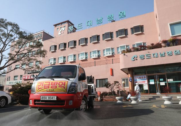 국내 첫 신종 코로나바이러스 감염증(코로나19) 사망자가 발생한 경북 청도군 청도대남병원에서 21일 오후 관계자들이 방역을 하고 있다.