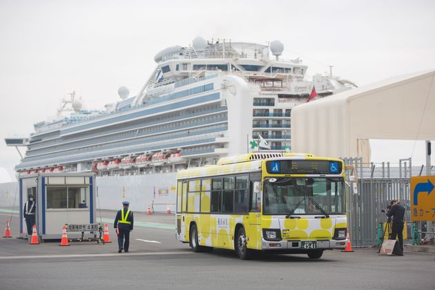일본 요코하마 항구에 정박한 채 '선상 격리'됐던 크루즈선 다이아몬드 프린세스호에서 내린 승객들을 태운 버스가 항구를 빠져나가고 있다. 2020년 2월20일.