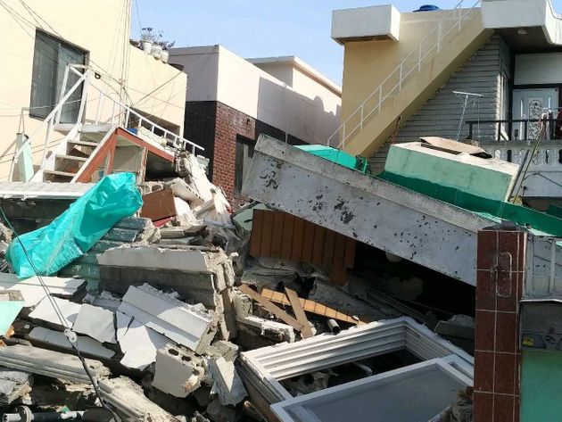 21일 오전 11시 4분쯤 부산 연제구의 한 단독주택 철거 현장에서 건물이 붕괴돼 공사 인부 5명이 매몰됐다