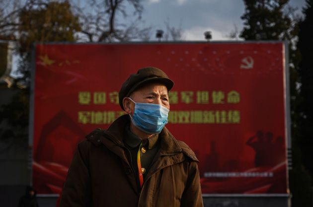 베이징 시내에서 마스크를 쓰고 걸어가는 남성.