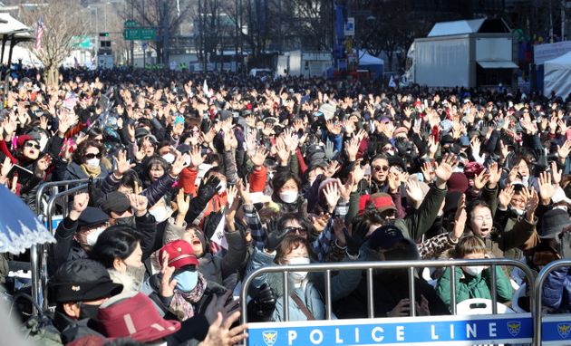 23일 오전 서울 광화문 교보빌딩 앞에서 열린 문재인하야범국민투쟁본부(범투본) 주최 대한민국 바로 세우기 국민대회에서 참석자들이 기도를 하고 있다.