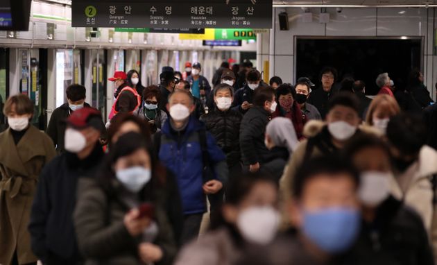 24일 오전 부산도시철도 1호선 서면역에 신종 코로나 바이러스 감염증 (코로나19)예방을 위해 마스크를 착용한 시민들이 출근길에 오르고 있다.