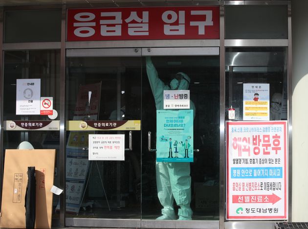 22일 오후 코로나19 확진자가 107명 발생한 경북 청도군 청도대남병원에서 의료진이 문을 잠그고 있다.
