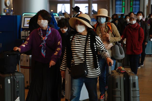 23일(현지시각) 이스라엘 텔아비브 인근 벤구리온 공항에서 한국 관광객들이 마스크를 쓴 채 짐을 챙겨 이동하고 있다.