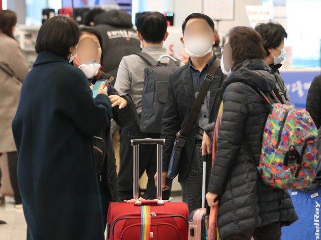 신종코로나바이러스감염증(코로나19)에 대한 우려로 이스라엘행 항공기에 탑승한 뒤 입국을 금지 당한 한국인 관광객들이 23일 오후 인천국제공항을 통해 귀국하고 있다.