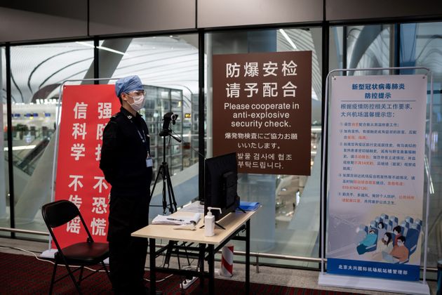 베이징 다싱 공항 직원이 열카메라를 확인하고 있다. 2020. 2. 14.