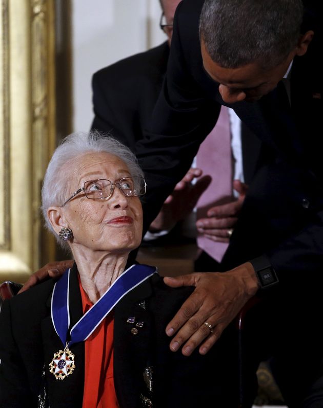 2015년 11월 24일 백악관에서 버락 오바마 당시 미국 대통령으로부터 자유 훈장을 수여받고 있는 모습