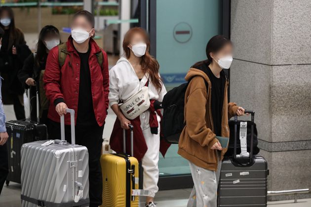 모리셔스의 입국 제한으로 두바이에서 머물던 한국인 신혼부부들이 26일 인천국제공항 제1터미널을 통해 귀국하고 있다.