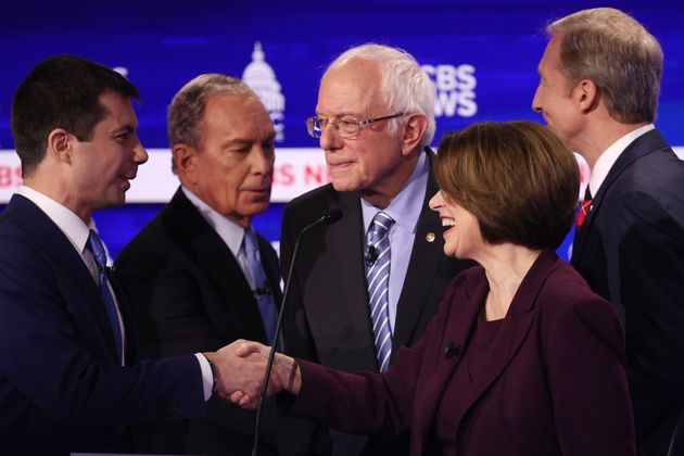 2020 미국 민주당 대선후보 경선 토론회가 끝난 후 후보들이 서로 악수를 나누고 있다. (왼쪽부터) 피트 부티지지, 마이클 블룸버그, 버니 샌더스, 에이미 클로버샤, 톰 스타이어.