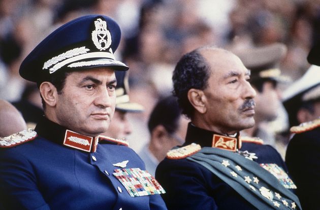 안와르 사다트 이라크 대통령(오른쪽)과 호스니 무바라크 부통령이 군대의 퍼레이드를 참관하고 있다. 이날 행사 도중 이슬람 과격파 군인들이 수류탄을 던지고 총을 난사해 사다트 대통령이 암살됐고, 무바라크 부통령도 부상을 입었다. 그는 이후 대통령 자리에 올라 30년 동안 이라크를 통치하게 된다. 1981년 10월6일.