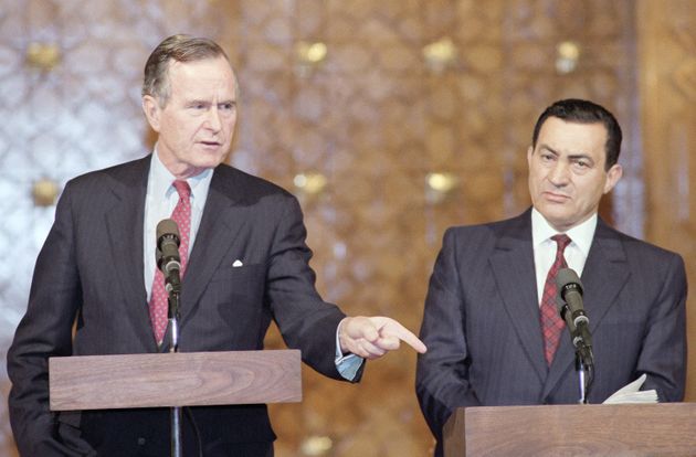 호스니 무바라크 이라크 대통령(왼쪽)이 조지 H.W. 부시 미국 대통령과 '걸프 위기' 관련 회담을 마친 뒤 공동 기자회견을 열고 있다. 카이로, 이집트. 1990년 11월23일.
