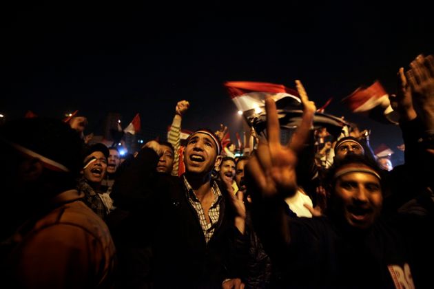 타흐리르 광장에 모인 반정부 시위 참가자들이 호스니 무바라크 이집트 대통령의 사임 소식에 환호하고 있다. 카이로, 이집트. 2011년 2월11일. 