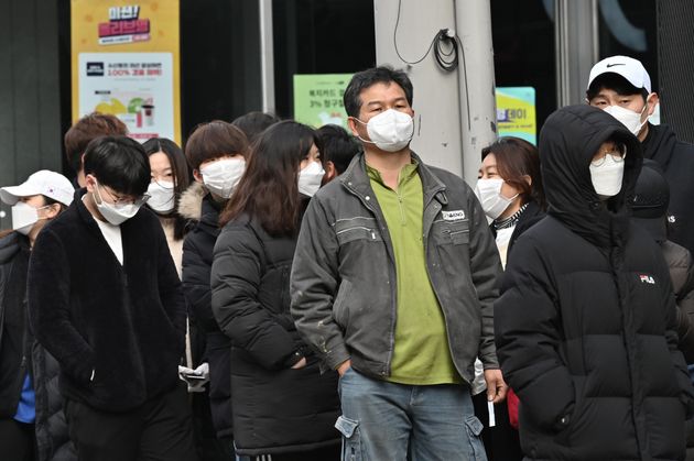 대구 동성로에서 마스크를 구입하려는 사람들이 줄을 서서 차례를 기다리고 있다. 2020년 2월27일.