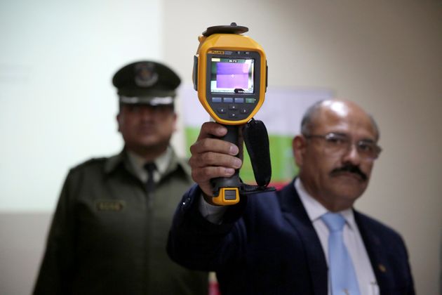 볼리비아 라파즈 외곽 엘 알토 공항에서 보건부 장관이 체온 측정기를 들어보이고 있다. 남미 대륙에서는 처음으로 브라질에서 코로나19 확진자가 나왔다. 2020년 2월26일.