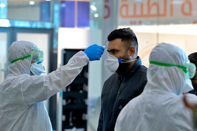 이라크 방역당국 관계자들이 이란에서 출발한 여객기 탑승객들을 대상으로 발열 검사를 하고 있다. 이란은 중동에서 가장 빠르게 코로나19 환자가 늘어나고 있는 국가다. 나자프, 이라크. 2020년 2월21일.