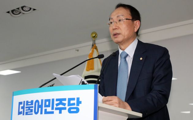 최운열 더불어민주당 중앙선거관리위원장이 26일 오후 서울 여의도 당사에서 21대 총선 1차 경선 결과를 발표하고 있다.