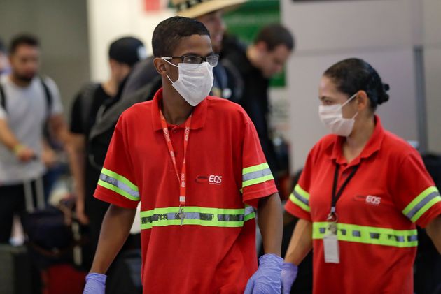 브라질에서 코로나19 확진자가 나왔다. 남미 대륙에서 나온 첫 번째 환자다. 사진은 브라질 상파울루 국제공항에서 마스크를 착용한 공항 직원들의 모습. 2020년 2월26일.