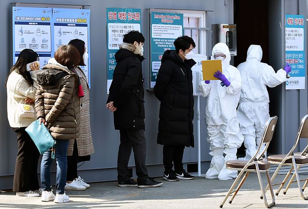 20일 대구에서 시민들이 신종 코로나바이러스 검사를 받기 위해 줄을 서 있다. 