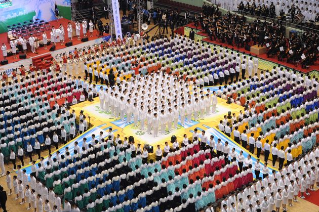 지난 2013년 3월13일 오전 서울 잠실 실내체육관에서 열린 '신천지 증거장막성전 창립 29주년 기념 행사에서 성도들이 찬송가를 부르고 있다.