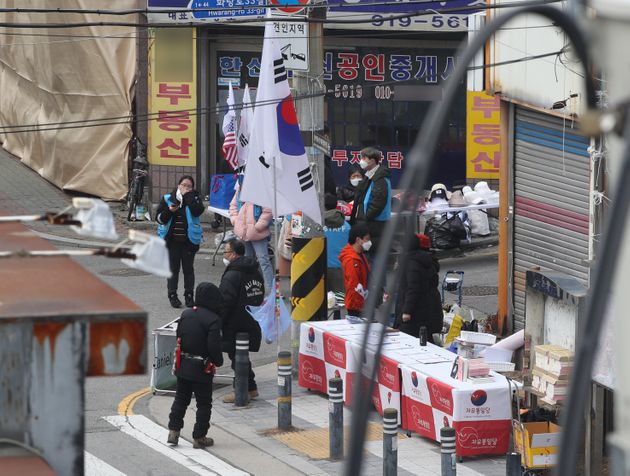서울 성북구 사랑제일교회에서 1일 관계자들이 교회로 가는 길을 통제하고 있다
