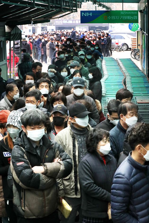 1일 오후 경기도 수원시 영통구 농협 하나로마트 수원점에서 시민들이 마스크를 구매하기 위해 길게 줄 서 있다.