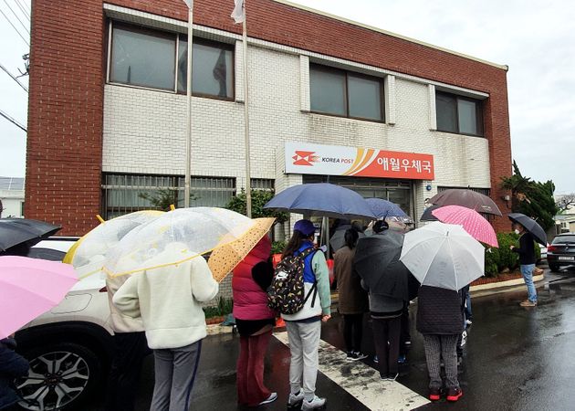 지난 28일 오후 제주 애월읍 우체국에서 마스크를 구매하려는 시민들의 모습.