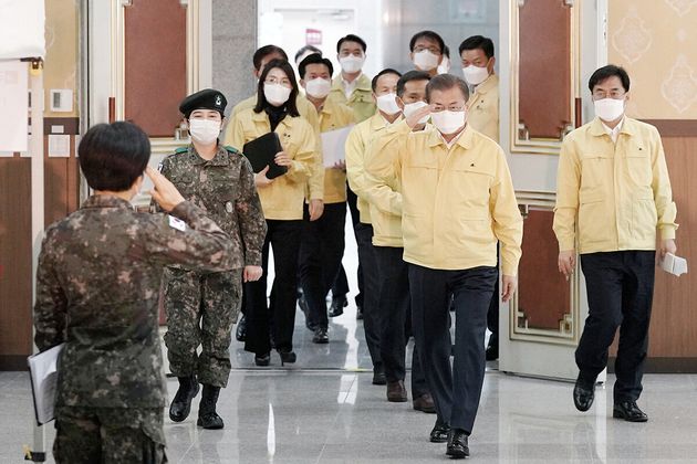 문재인 대통령이 2일 오후 대전 유성구 국군간호사관학교를 방문해 거수경례를 받고 있다.