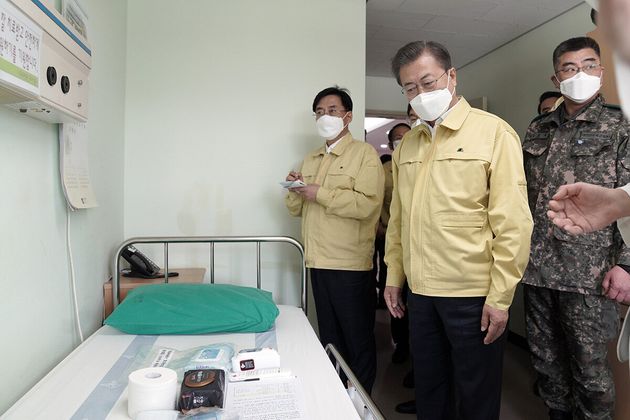 문재인 대통령이 2일 오후 대전 유성구 국군대전병원을 방문, 간이음압격리병실을 둘러보고 있다.