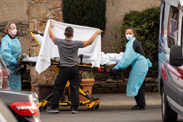 미국 내 코로나19 관련 최초 사망자와 두 번째 사망자가 나온 워싱턴주 에버그린헬스병원 요양병동 '라이프케어센터'에서 방역당국 관계자들이 환자를 이송하고 있다. 커클랜드, 워싱턴주. 2020년 2월29일.